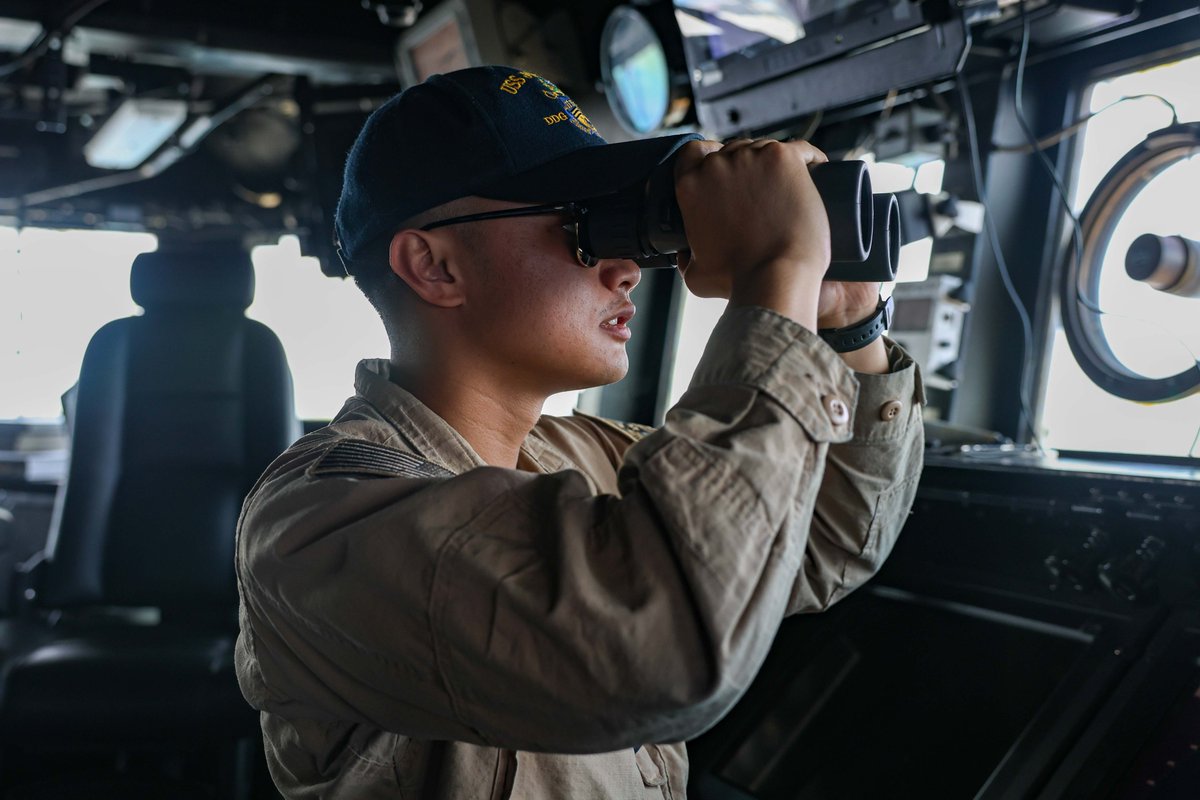 CENTCOM: Lenkwaffenzerstörer der US-Marine operieren derzeit im Arabischen Golf, nachdem sie die Straße von Hormus im Rahmen des Projekts Freedom durchquert haben. Amerikanische Streitkräfte unterstützen aktiv die Bemühungen zur Wiederherstellung der Durchfahrt für die Handelsschifffahrt. Als ersten Schritt haben zwei unter US-Flagge fahrende Handelsschiffe die Straße von Hormus erfolgreich passiert und befinden sich auf sicherer Reise.