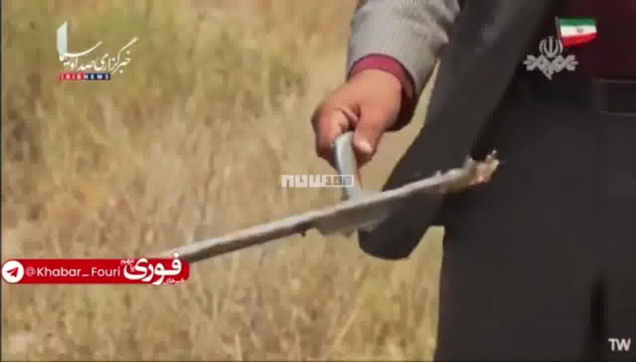يعرض التلفزيون الإيراني بقايا الطائرة الأمريكية المسيرة التي أسقطت أمس في مضيق هرمز