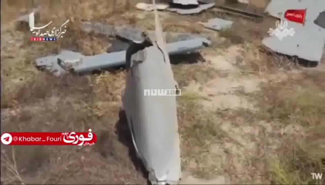 يعرض التلفزيون الإيراني بقايا الطائرة الأمريكية المسيرة التي أسقطت أمس في مضيق هرمز