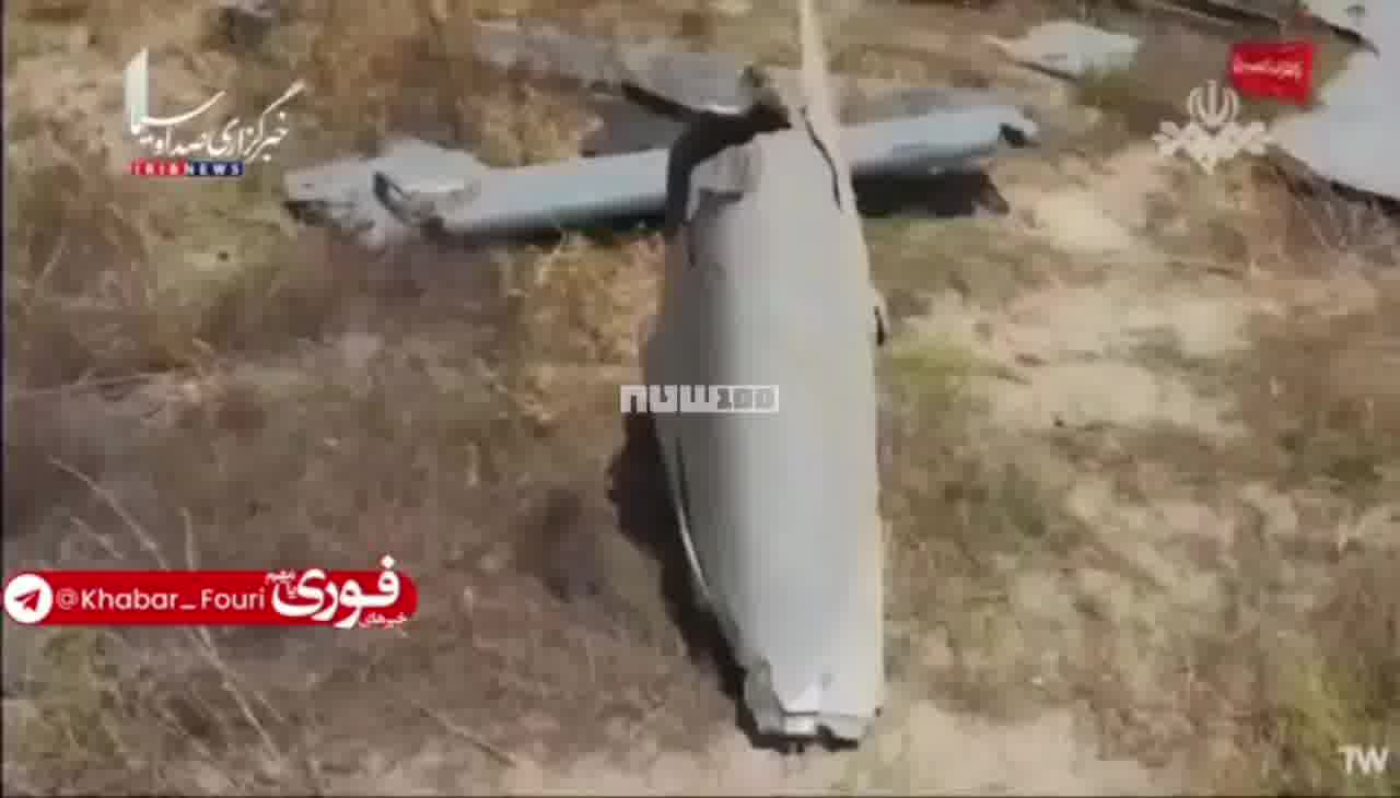 يعرض التلفزيون الإيراني بقايا الطائرة الأمريكية المسيرة التي أسقطت أمس في مضيق هرمز