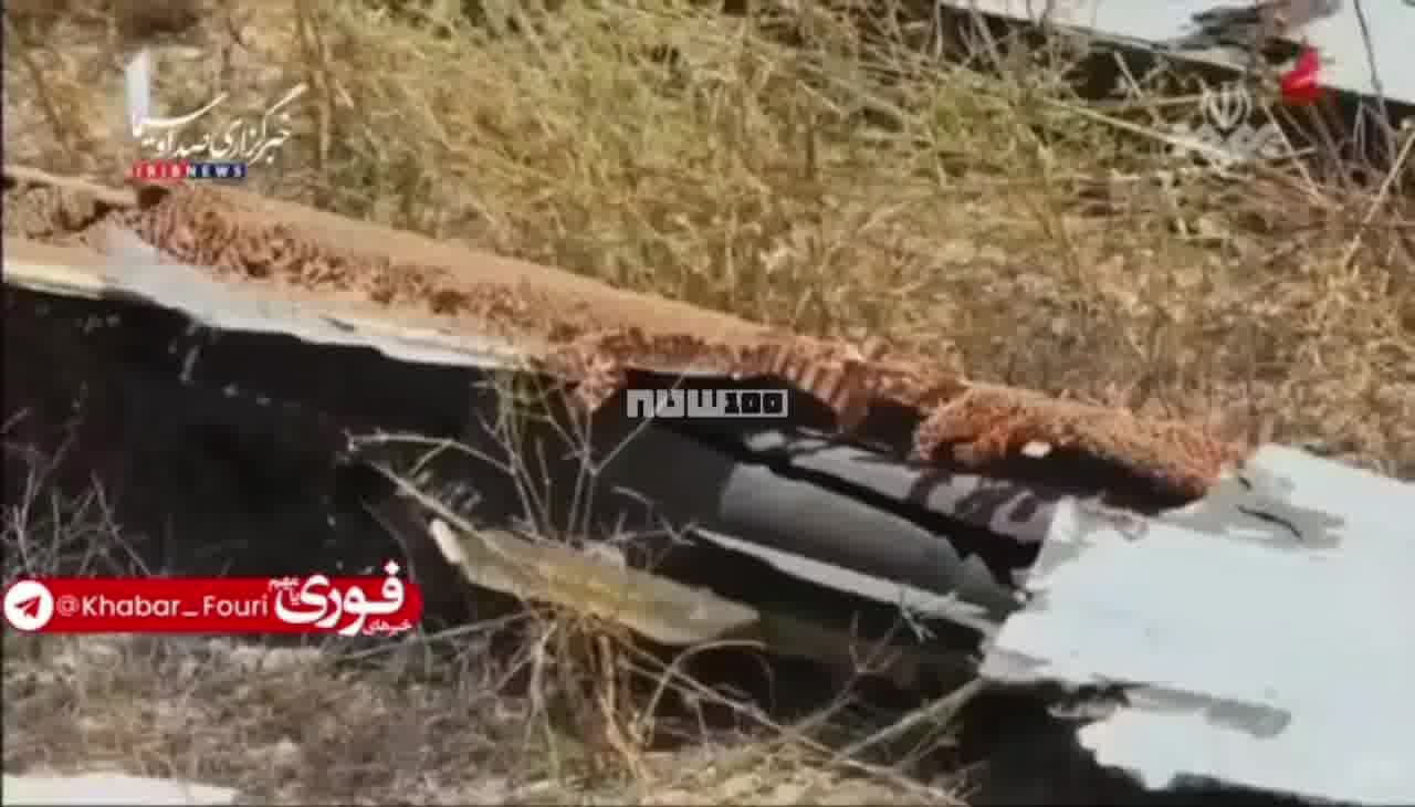 يعرض التلفزيون الإيراني بقايا الطائرة الأمريكية المسيرة التي أسقطت أمس في مضيق هرمز