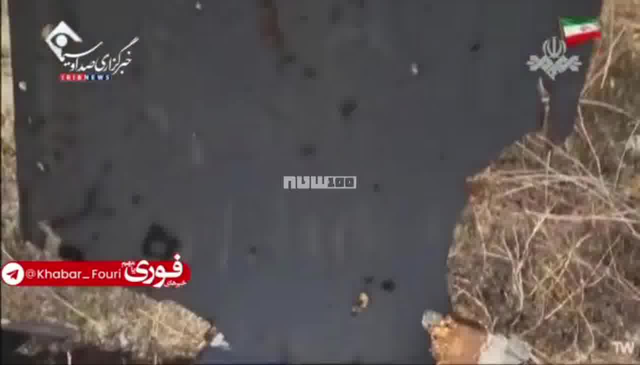 يعرض التلفزيون الإيراني بقايا الطائرة الأمريكية المسيرة التي أسقطت أمس في مضيق هرمز