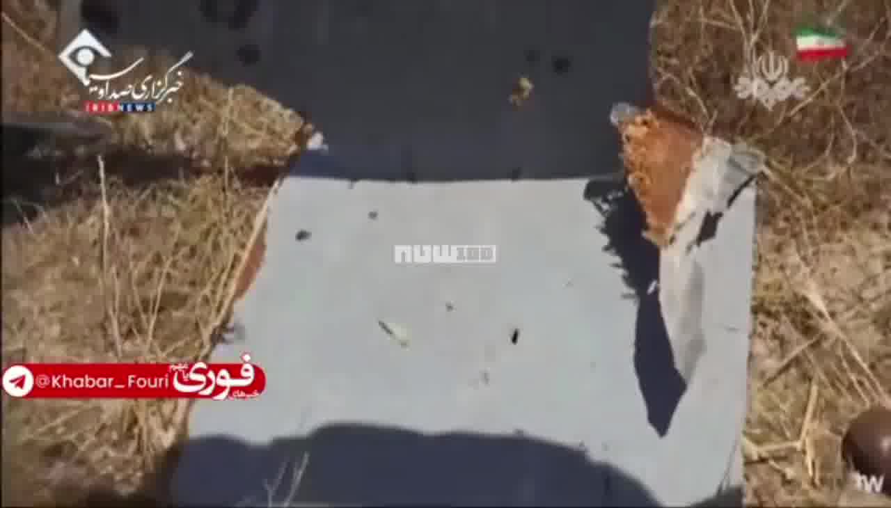 يعرض التلفزيون الإيراني بقايا الطائرة الأمريكية المسيرة التي أسقطت أمس في مضيق هرمز