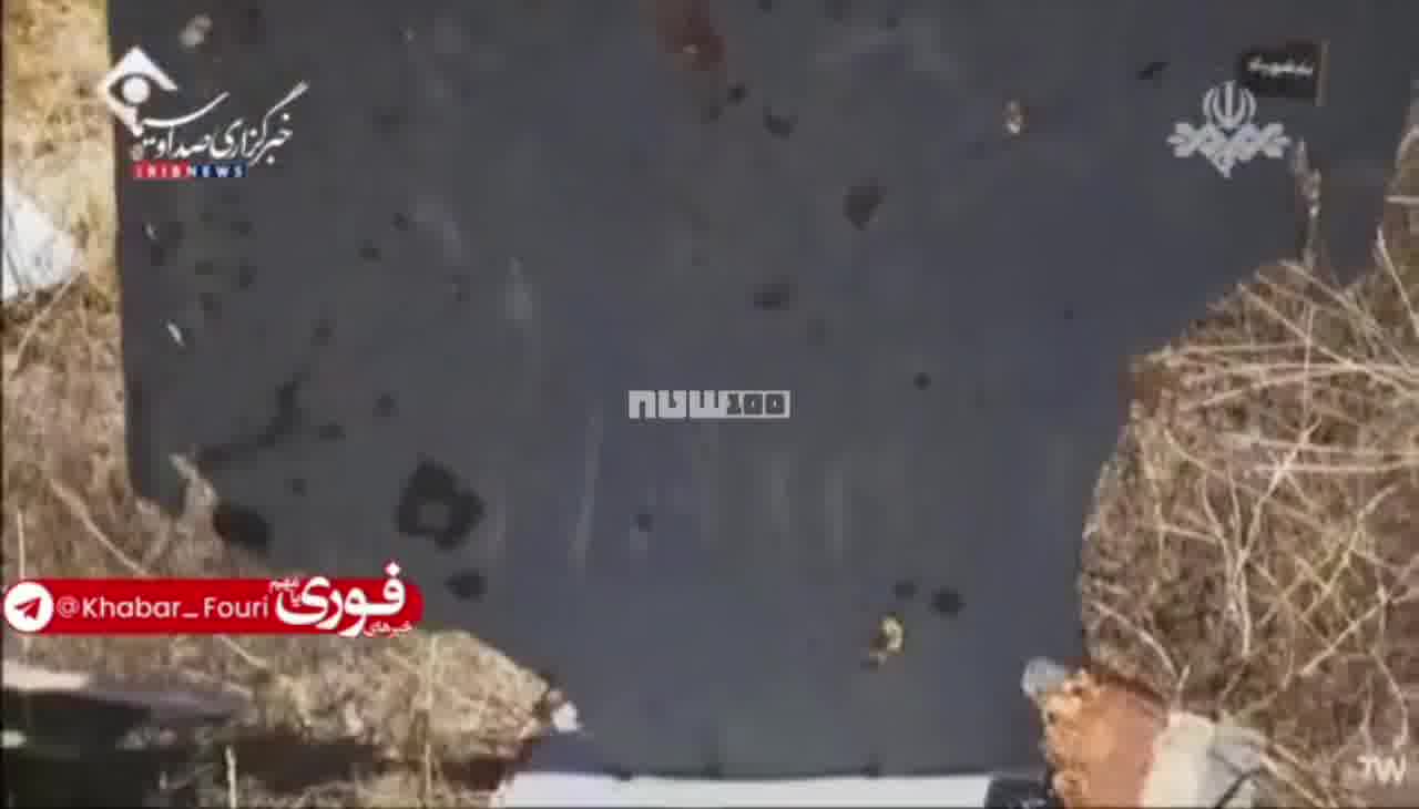 يعرض التلفزيون الإيراني بقايا الطائرة الأمريكية المسيرة التي أسقطت أمس في مضيق هرمز