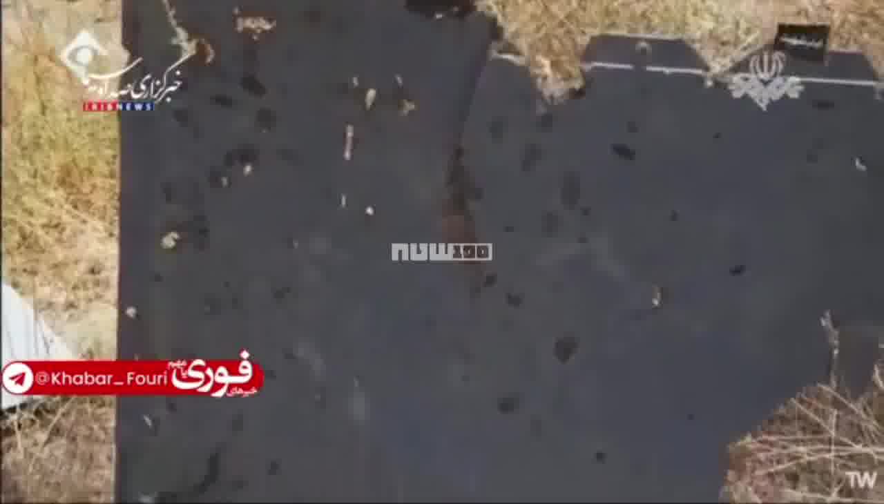 يعرض التلفزيون الإيراني بقايا الطائرة الأمريكية المسيرة التي أسقطت أمس في مضيق هرمز