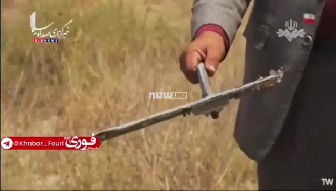 يعرض التلفزيون الإيراني بقايا الطائرة الأمريكية المسيرة التي أسقطت أمس في مضيق هرمز