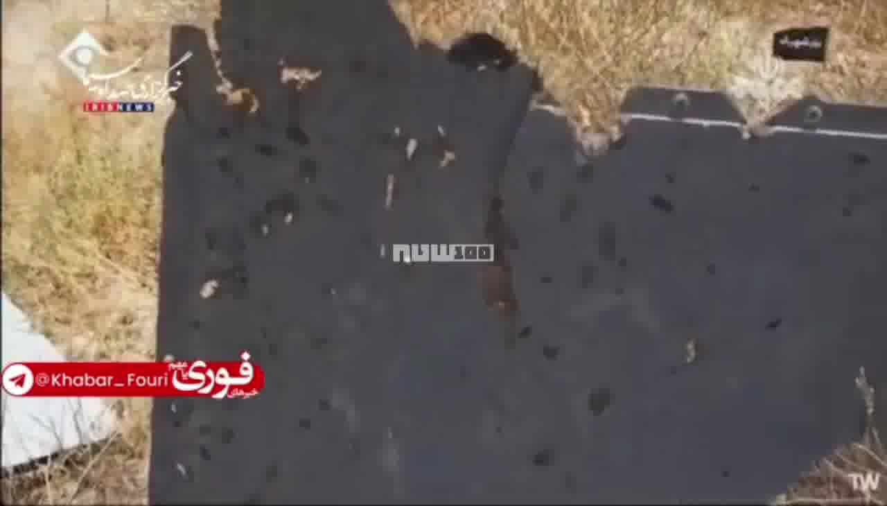 يعرض التلفزيون الإيراني بقايا الطائرة الأمريكية المسيرة التي أسقطت أمس في مضيق هرمز