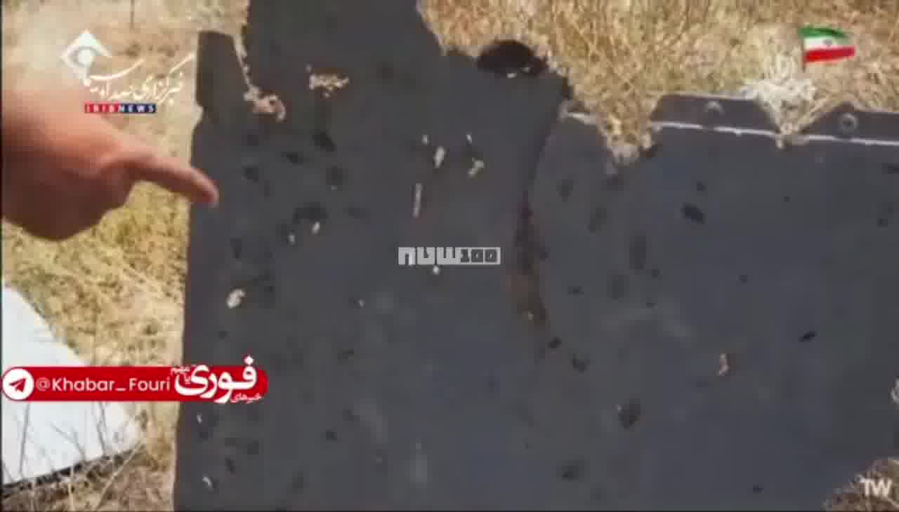 يعرض التلفزيون الإيراني بقايا الطائرة الأمريكية المسيرة التي أسقطت أمس في مضيق هرمز