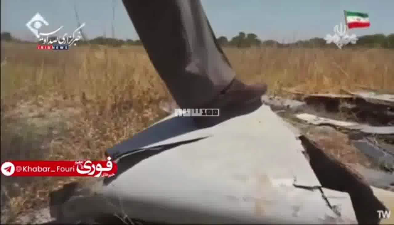 يعرض التلفزيون الإيراني بقايا الطائرة الأمريكية المسيرة التي أسقطت أمس في مضيق هرمز