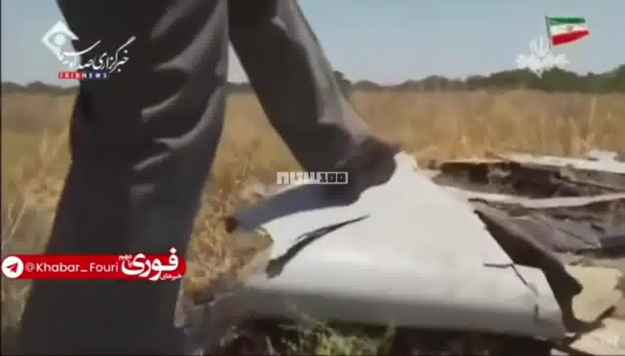 يعرض التلفزيون الإيراني بقايا الطائرة الأمريكية المسيرة التي أسقطت أمس في مضيق هرمز