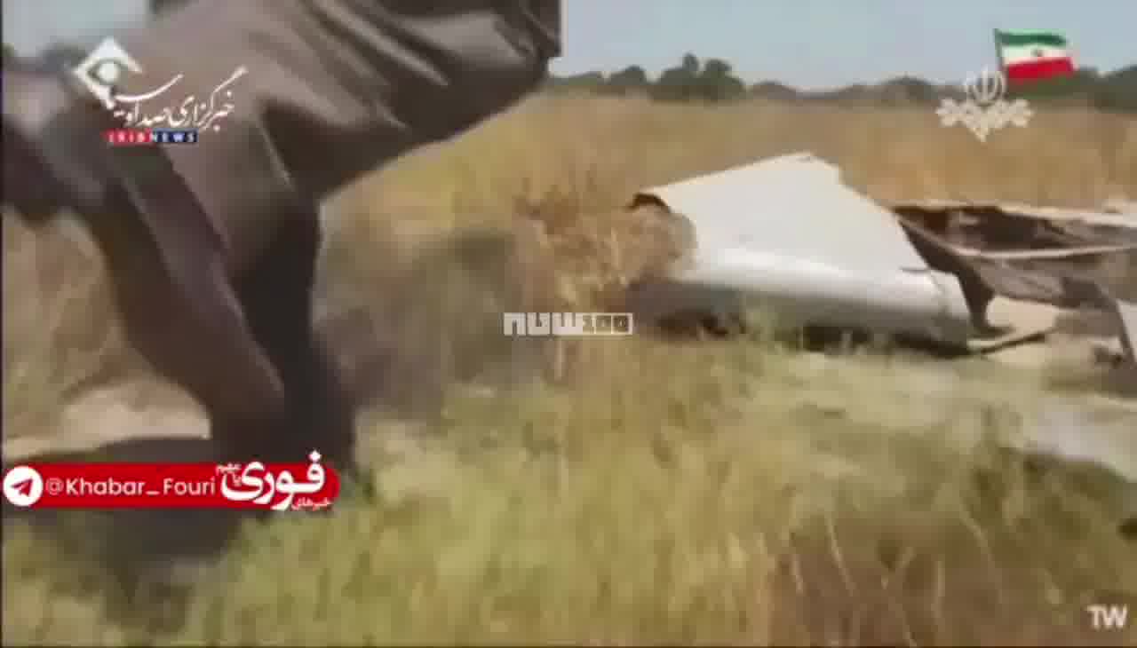 يعرض التلفزيون الإيراني بقايا الطائرة الأمريكية المسيرة التي أسقطت أمس في مضيق هرمز