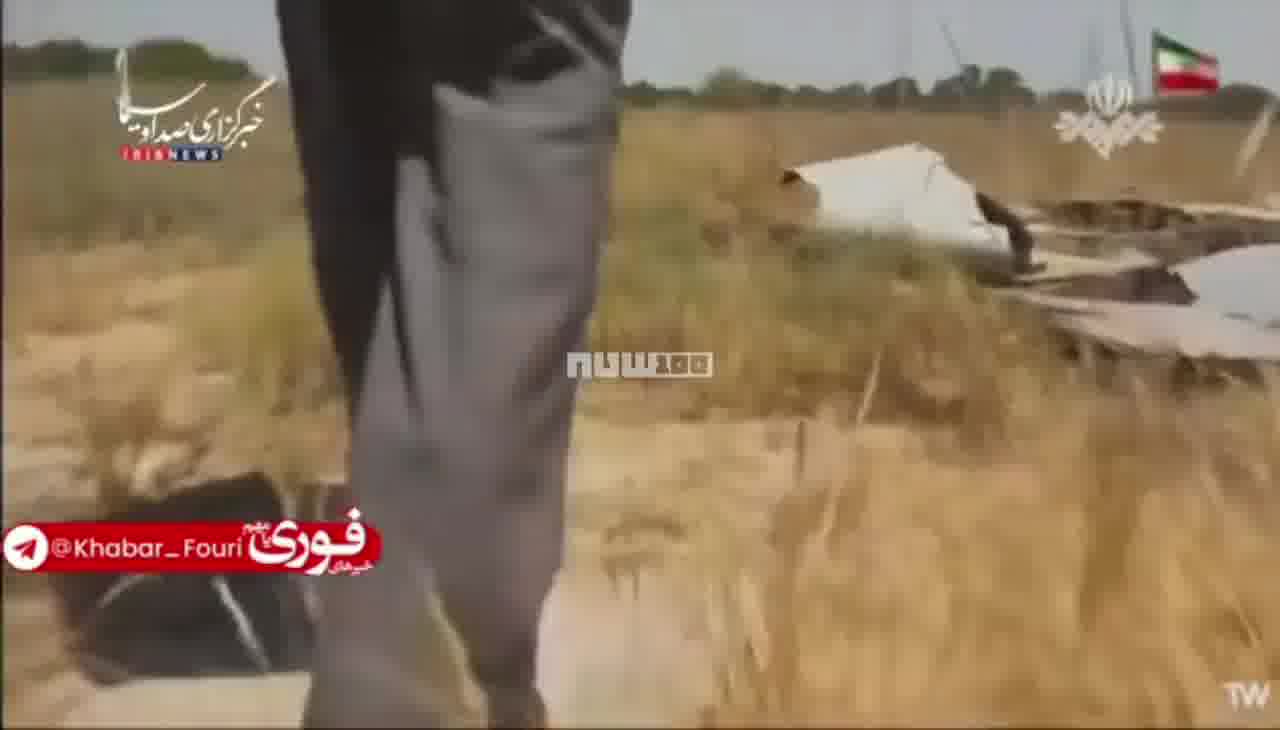يعرض التلفزيون الإيراني بقايا الطائرة الأمريكية المسيرة التي أسقطت أمس في مضيق هرمز