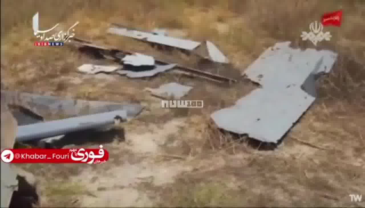 يعرض التلفزيون الإيراني بقايا الطائرة الأمريكية المسيرة التي أسقطت أمس في مضيق هرمز