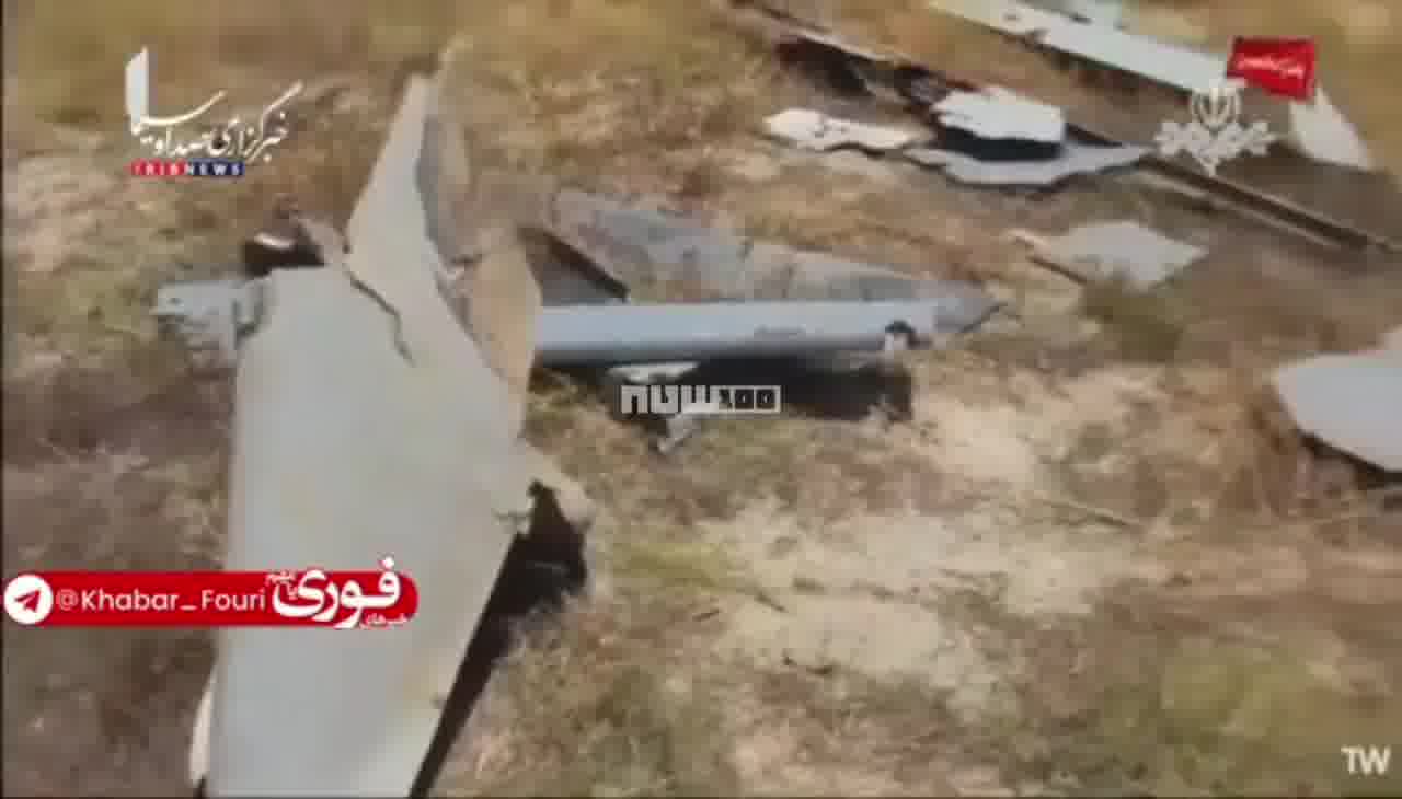 يعرض التلفزيون الإيراني بقايا الطائرة الأمريكية المسيرة التي أسقطت أمس في مضيق هرمز