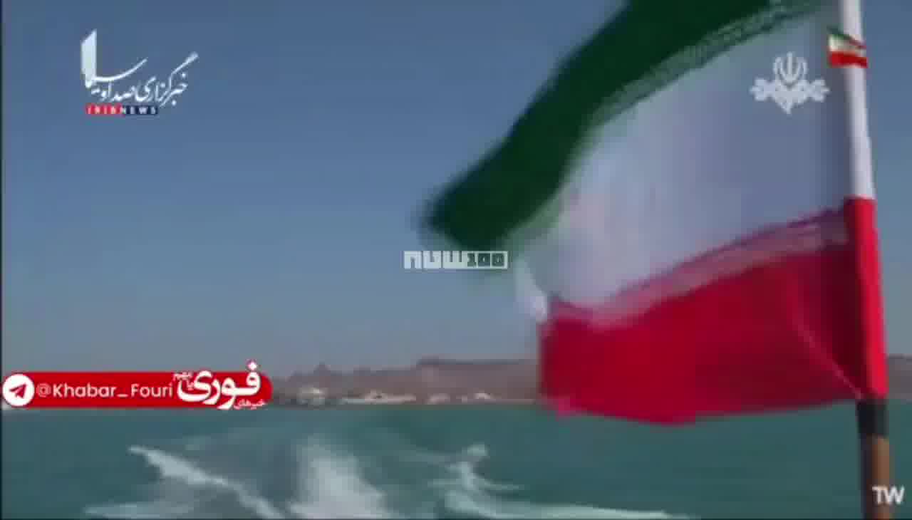 يعرض التلفزيون الإيراني بقايا الطائرة الأمريكية المسيرة التي أسقطت أمس في مضيق هرمز