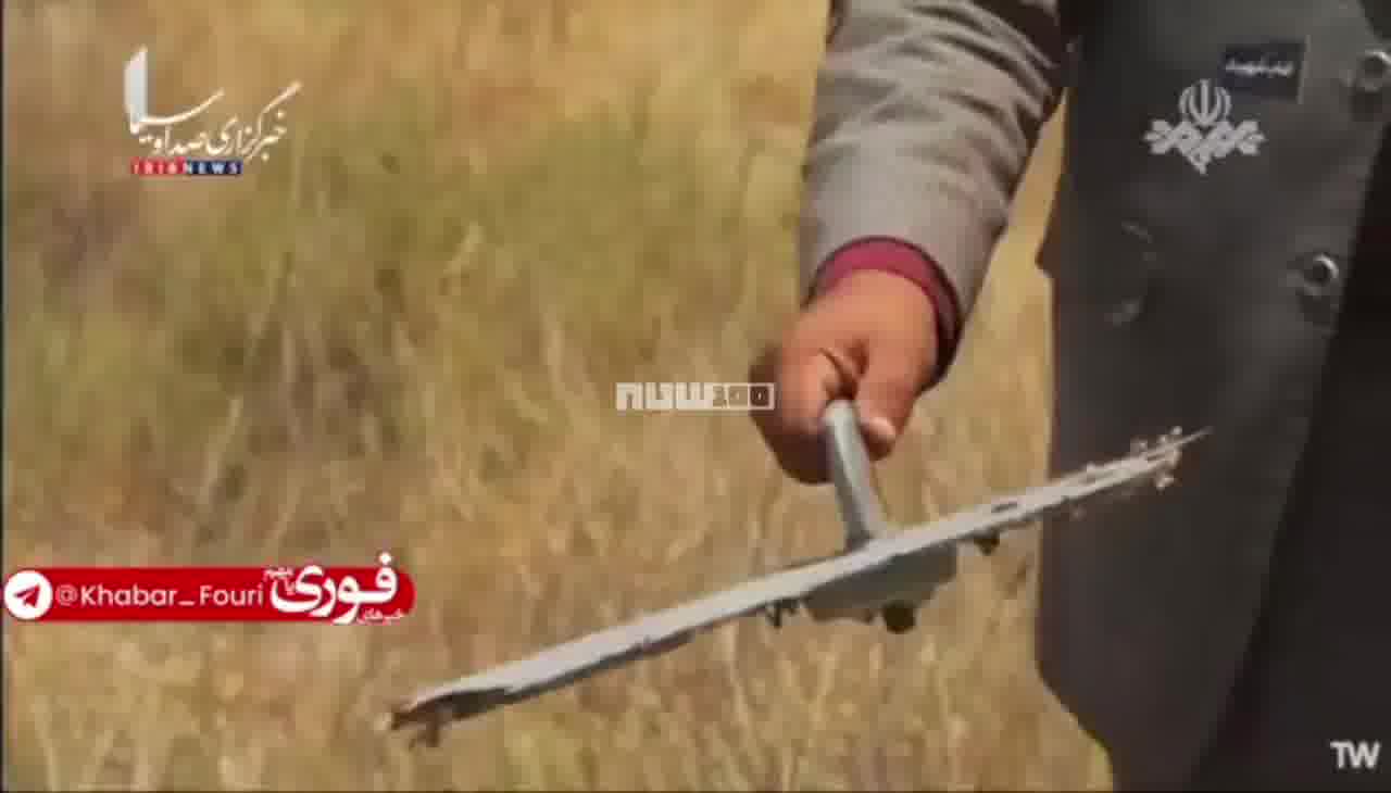 يعرض التلفزيون الإيراني بقايا الطائرة الأمريكية المسيرة التي أسقطت أمس في مضيق هرمز