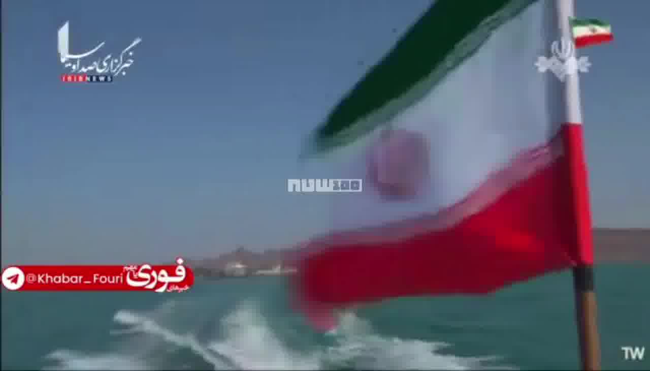 يعرض التلفزيون الإيراني بقايا الطائرة الأمريكية المسيرة التي أسقطت أمس في مضيق هرمز