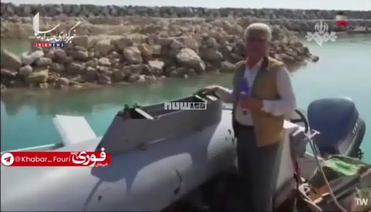 يعرض التلفزيون الإيراني بقايا الطائرة الأمريكية المسيرة التي أسقطت أمس في مضيق هرمز