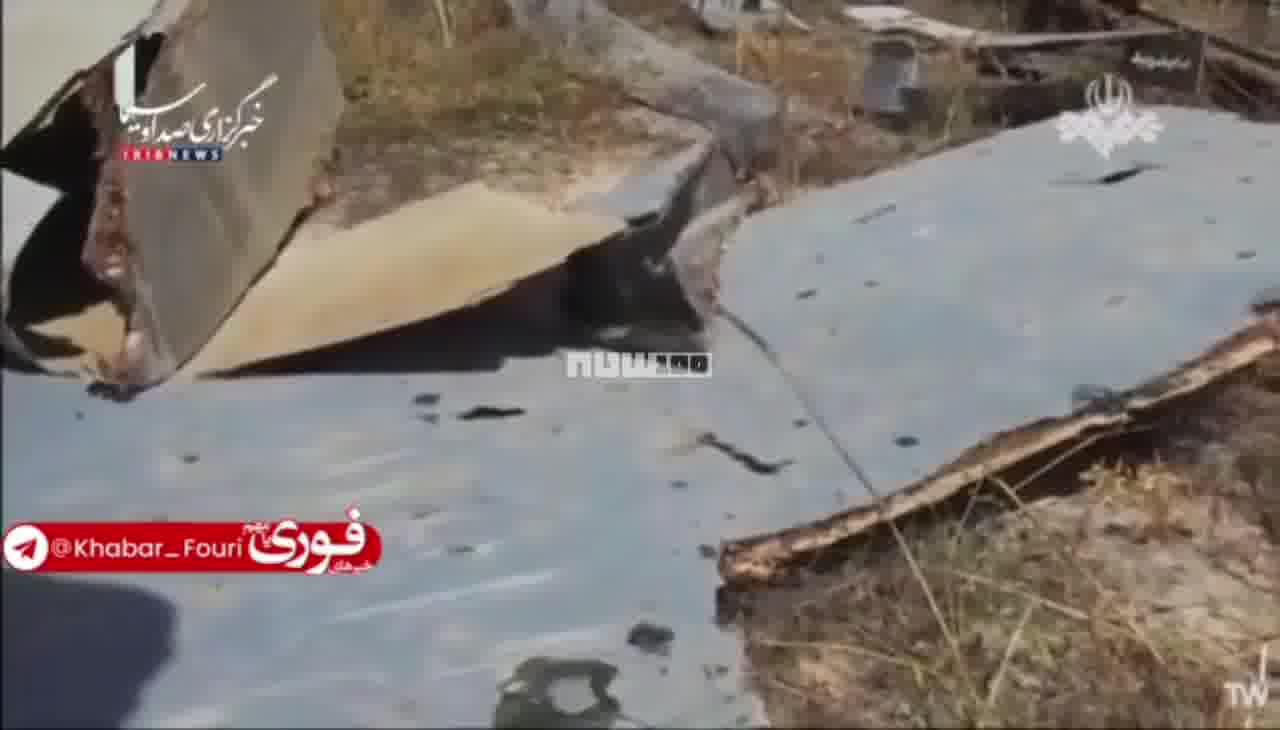 يعرض التلفزيون الإيراني بقايا الطائرة الأمريكية المسيرة التي أسقطت أمس في مضيق هرمز