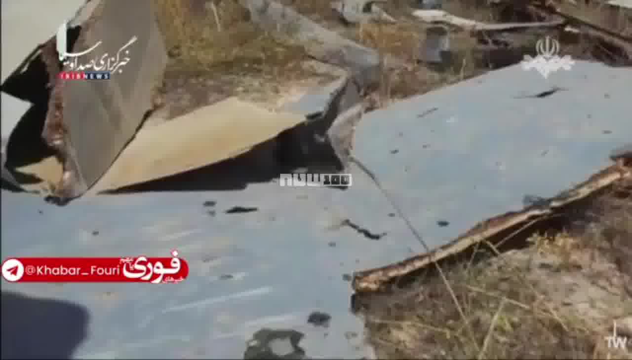 يعرض التلفزيون الإيراني بقايا الطائرة الأمريكية المسيرة التي أسقطت أمس في مضيق هرمز