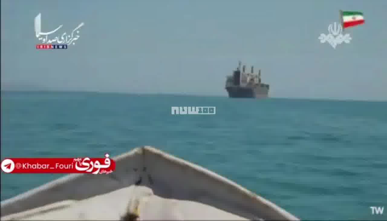 يعرض التلفزيون الإيراني بقايا الطائرة الأمريكية المسيرة التي أسقطت أمس في مضيق هرمز