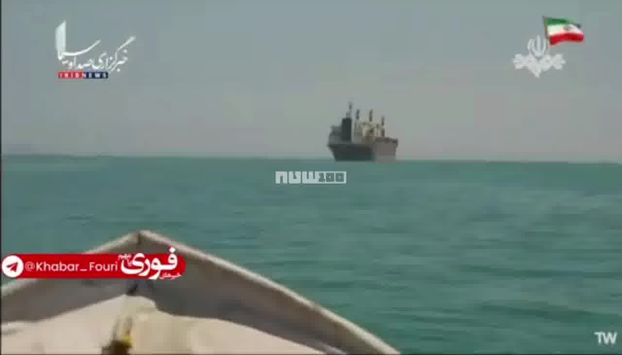 يعرض التلفزيون الإيراني بقايا الطائرة الأمريكية المسيرة التي أسقطت أمس في مضيق هرمز