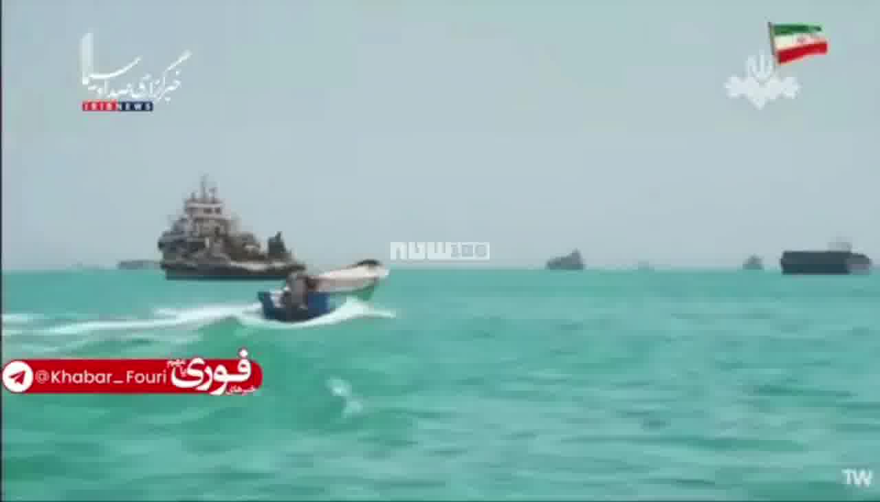 يعرض التلفزيون الإيراني بقايا الطائرة الأمريكية المسيرة التي أسقطت أمس في مضيق هرمز