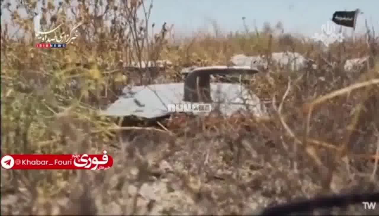 يعرض التلفزيون الإيراني بقايا الطائرة الأمريكية المسيرة التي أسقطت أمس في مضيق هرمز