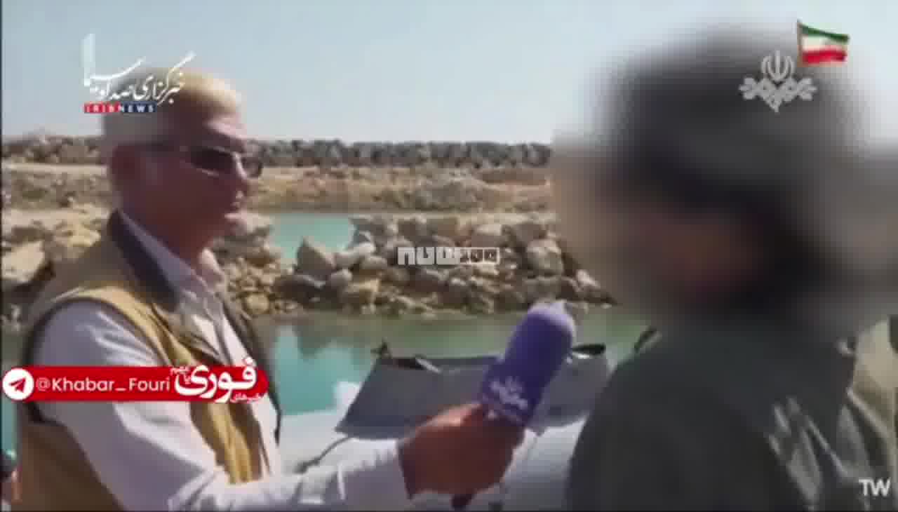 يعرض التلفزيون الإيراني بقايا الطائرة الأمريكية المسيرة التي أسقطت أمس في مضيق هرمز
