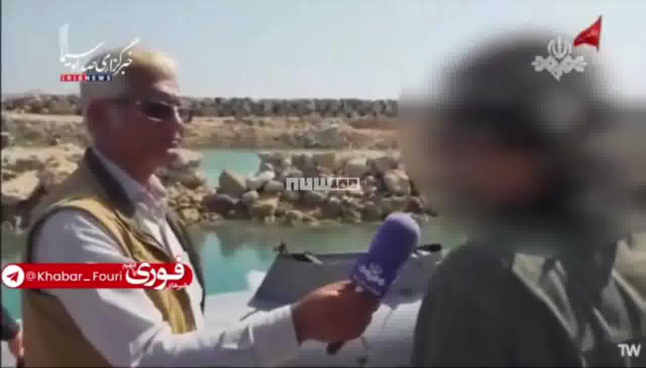 يعرض التلفزيون الإيراني بقايا الطائرة الأمريكية المسيرة التي أسقطت أمس في مضيق هرمز