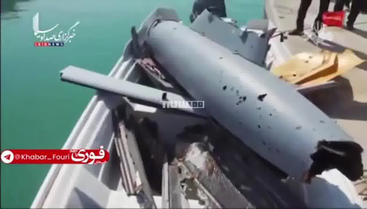 يعرض التلفزيون الإيراني بقايا الطائرة الأمريكية المسيرة التي أسقطت أمس في مضيق هرمز