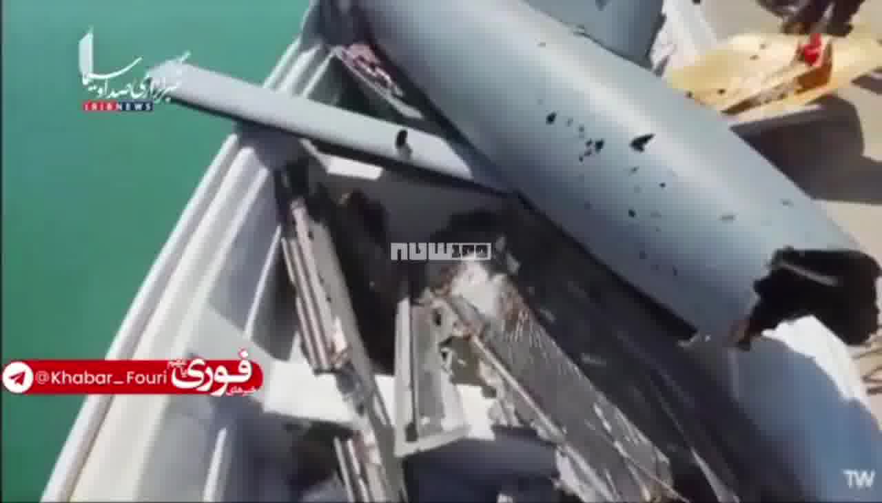 يعرض التلفزيون الإيراني بقايا الطائرة الأمريكية المسيرة التي أسقطت أمس في مضيق هرمز