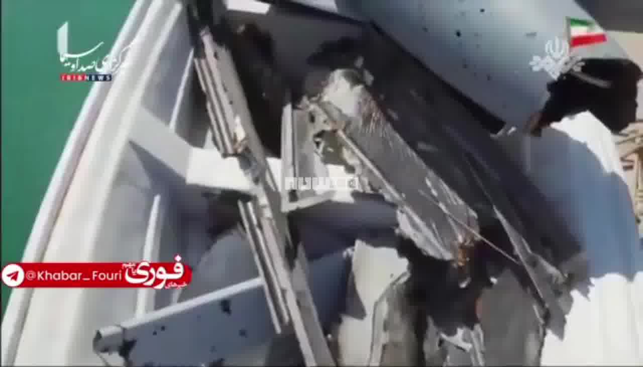 يعرض التلفزيون الإيراني بقايا الطائرة الأمريكية المسيرة التي أسقطت أمس في مضيق هرمز