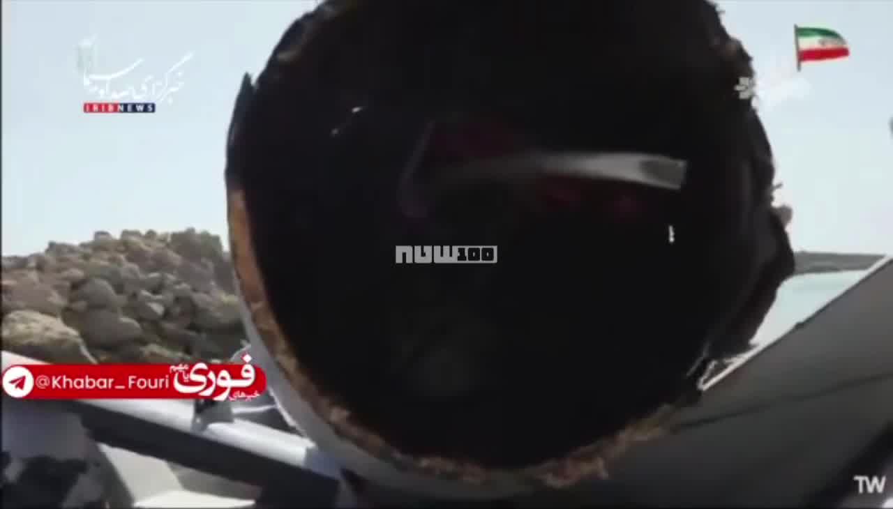 يعرض التلفزيون الإيراني بقايا الطائرة الأمريكية المسيرة التي أسقطت أمس في مضيق هرمز