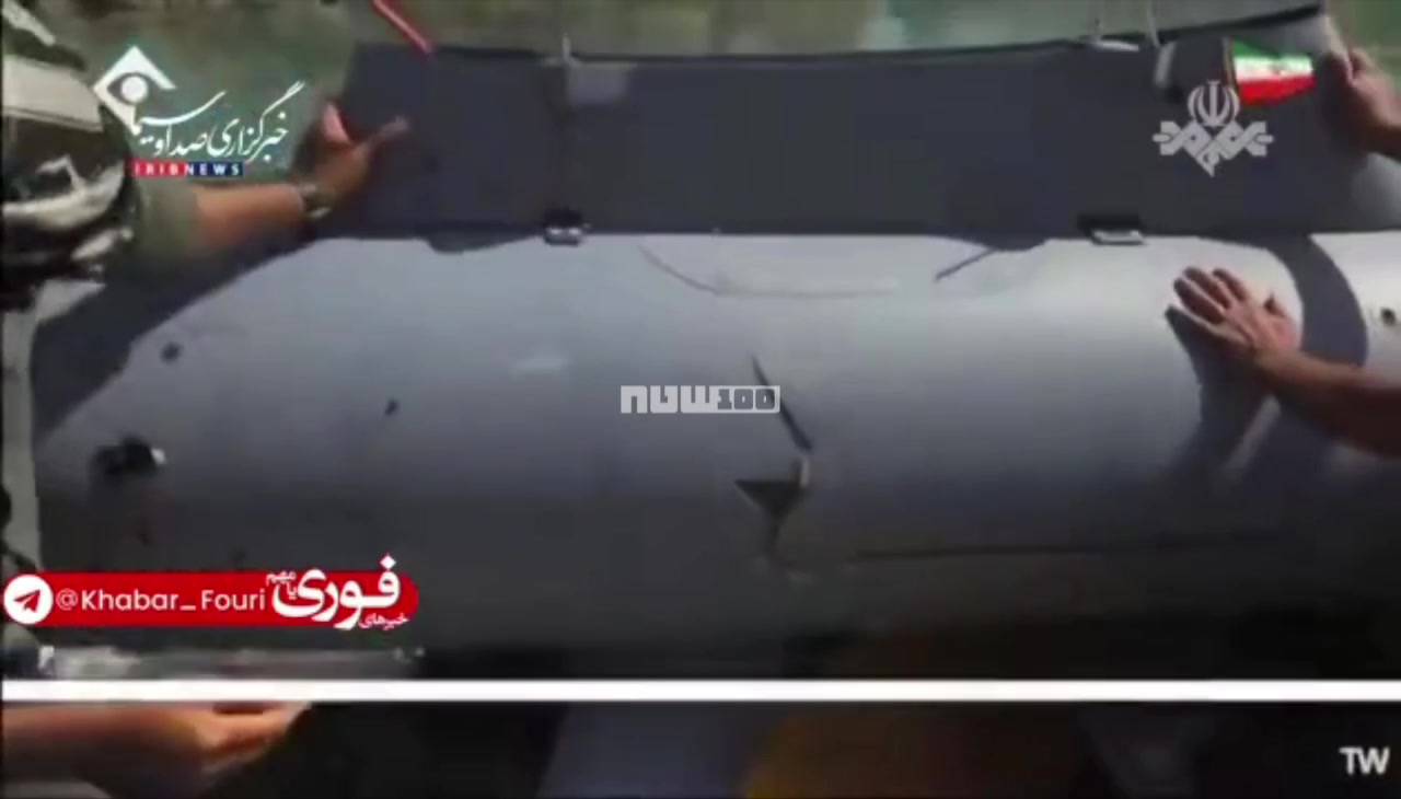 يعرض التلفزيون الإيراني بقايا الطائرة الأمريكية المسيرة التي أسقطت أمس في مضيق هرمز