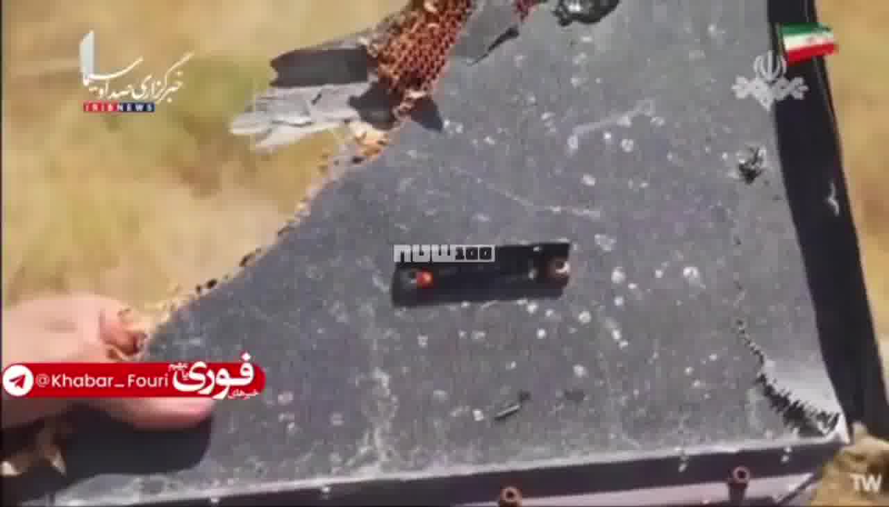 يعرض التلفزيون الإيراني بقايا الطائرة الأمريكية المسيرة التي أسقطت أمس في مضيق هرمز