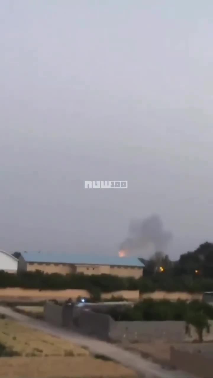 يتصاعد الدخان من الموقع الذي ورد أنه شهد غارة إسرائيلية في أصفهان، إيران