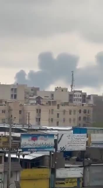 لقطات تُظهر تصاعد الدخان في مدينة مالارد الإيرانية، عقب غارات جوية إسرائيلية على المنطقة.