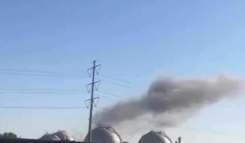 Footage of smoke rising from an Iranian petrochemical facility in the city of Bandar-e Mahshahr this morning after an Israeli airstrike. This is the first Iranian petrochemical facility bombed since the ceasefire