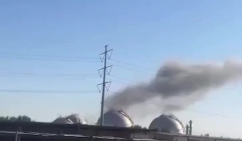 Footage of smoke rising from an Iranian petrochemical facility in the city of Bandar-e Mahshahr this morning after an Israeli airstrike. This is the first Iranian petrochemical facility bombed since the ceasefire