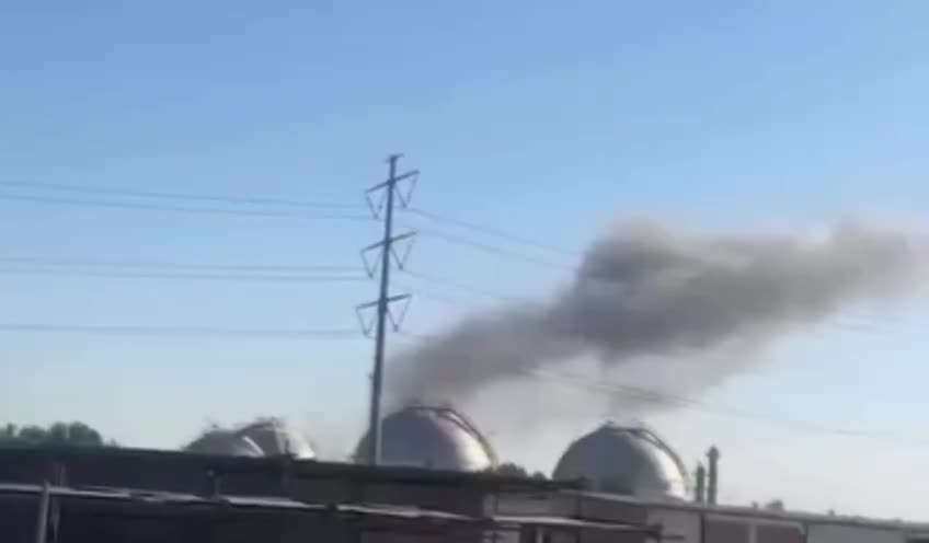 Footage of smoke rising from an Iranian petrochemical facility in the city of Bandar-e Mahshahr this morning after an Israeli airstrike. This is the first Iranian petrochemical facility bombed since the ceasefire