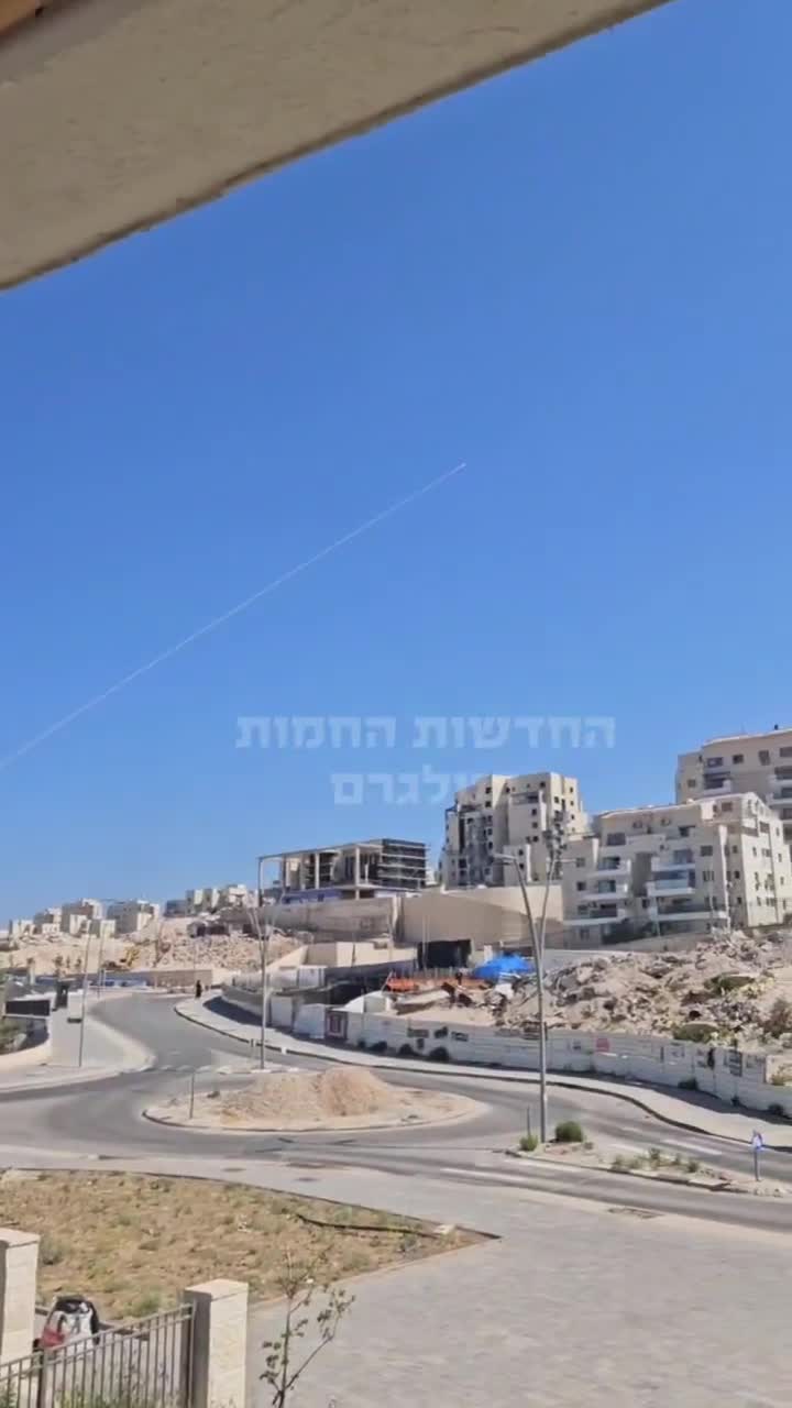 شوهد صاروخ اعتراضي باليستي ينطلق من وسط إسرائيل خلال الموجة الأخيرة من الصواريخ التي أطلقتها إيران