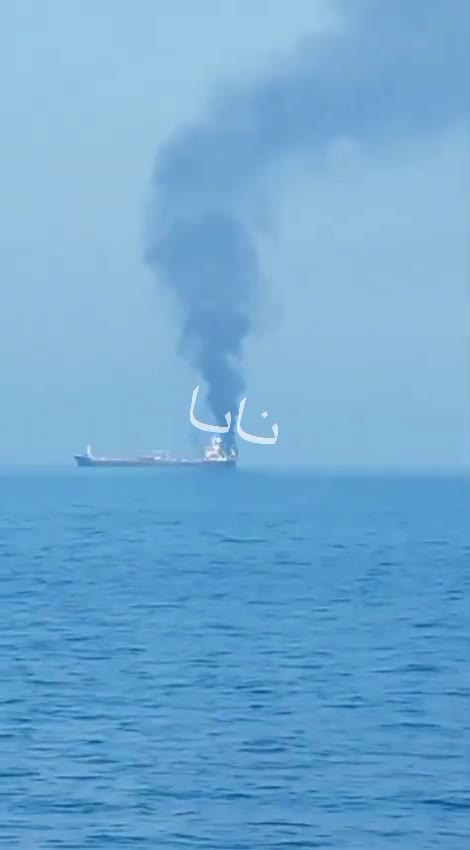 İnternette dolaşan görüntülerde, Umman'ın Şinas limanında gemide yangın çıktığı bildirilen petrol tankeri görülüyor.