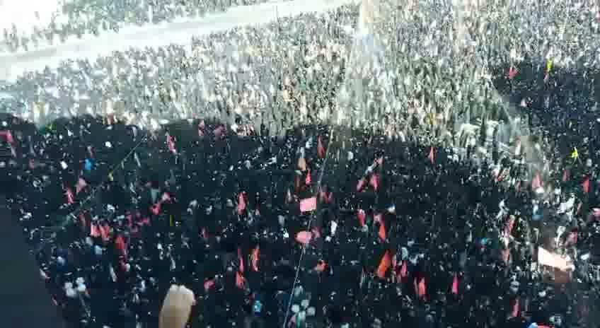 Thousands of mourners have attended the Khomeini funeral in Tehran