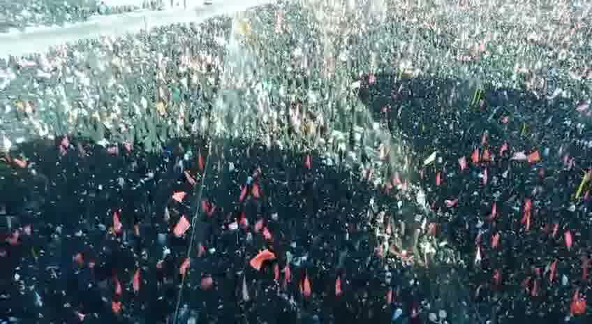 Thousands of mourners have attended the Khomeini funeral in Tehran