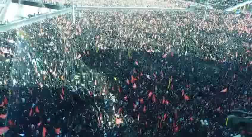 Thousands of mourners have attended the Khomeini funeral in Tehran