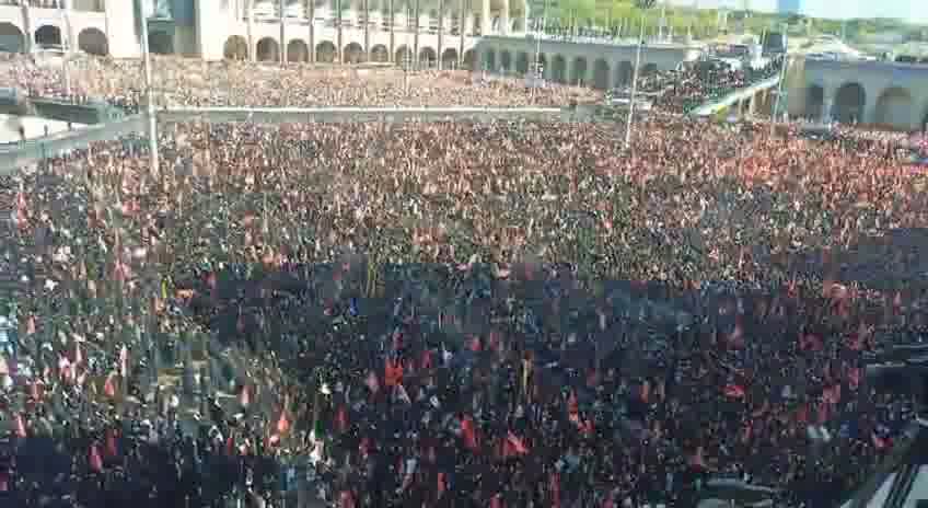 Thousands of mourners have attended the Khomeini funeral in Tehran