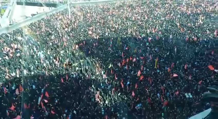 Thousands of mourners have attended the Khomeini funeral in Tehran