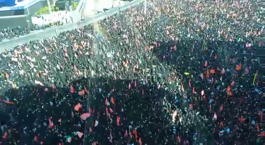Thousands of mourners have attended the Khomeini funeral in Tehran