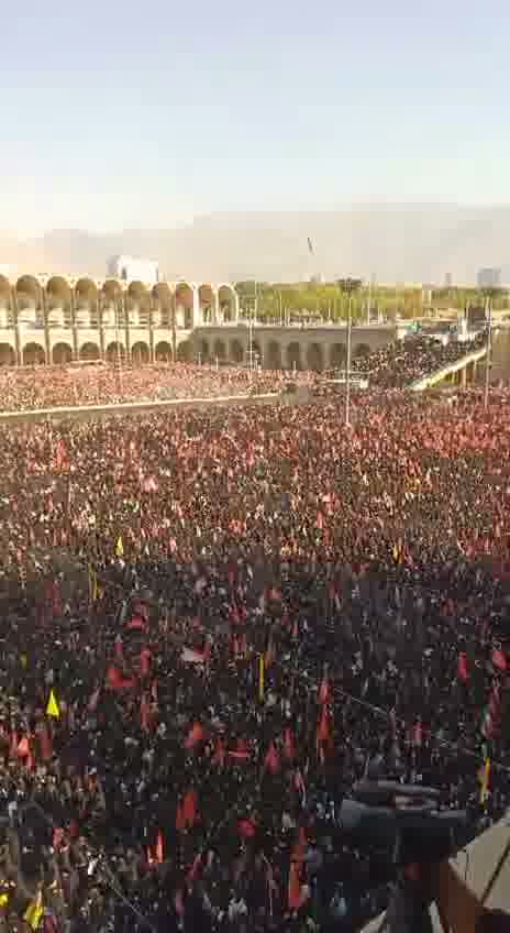 Thousands of mourners have attended the Khomeini funeral in Tehran